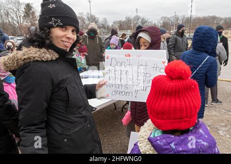 Royal Oak, Michigan, USA. 17th Januar 2022. Hunderte von Eltern und Kindern nahmen an einem marsch zum Gedenken an den Martin Luther King Jr. Day Teil. Die Veranstaltung war ein Projekt der Schulbezirke in Royal Oak und Berkley, zwei überwiegend weißen Vororten von Detroit. Kredit: Jim West/Alamy Live Nachrichten Stockfoto