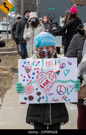 Royal Oak, Michigan, USA. 17th Januar 2022. Hunderte von Eltern und Kindern nahmen an einem marsch zum Gedenken an den Martin Luther King Jr. Day Teil. Die Veranstaltung war ein Projekt der Schulbezirke in Royal Oak und Berkley, zwei überwiegend weißen Vororten von Detroit. Kredit: Jim West/Alamy Live Nachrichten Stockfoto