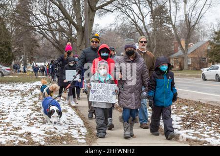 Royal Oak, Michigan, USA. 17th Januar 2022. Hunderte von Eltern und Kindern nahmen an einem marsch zum Gedenken an den Martin Luther King Jr. Day Teil. Die Veranstaltung war ein Projekt der Schulbezirke in Royal Oak und Berkley, zwei überwiegend weißen Vororten von Detroit. Kredit: Jim West/Alamy Live Nachrichten Stockfoto