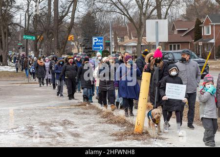 Royal Oak, Michigan, USA. 17th Januar 2022. Hunderte von Eltern und Kindern nahmen an einem marsch zum Gedenken an den Martin Luther King Jr. Day Teil. Die Veranstaltung war ein Projekt der Schulbezirke in Royal Oak und Berkley, zwei überwiegend weißen Vororten von Detroit. Kredit: Jim West/Alamy Live Nachrichten Stockfoto