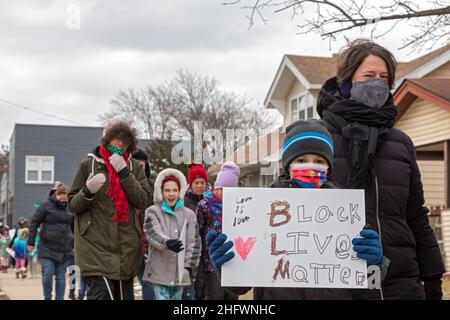 Royal Oak, Michigan, USA. 17th Januar 2022. Hunderte von Eltern und Kindern nahmen an einem marsch zum Gedenken an den Martin Luther King Jr. Day Teil. Die Veranstaltung war ein Projekt der Schulbezirke in Royal Oak und Berkley, zwei überwiegend weißen Vororten von Detroit. Kredit: Jim West/Alamy Live Nachrichten Stockfoto