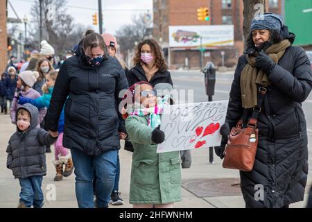 Royal Oak, Michigan, USA. 17th Januar 2022. Hunderte von Eltern und Kindern nahmen an einem marsch zum Gedenken an den Martin Luther King Jr. Day Teil. Die Veranstaltung war ein Projekt der Schulbezirke in Royal Oak und Berkley, zwei überwiegend weißen Vororten von Detroit. Kredit: Jim West/Alamy Live Nachrichten Stockfoto