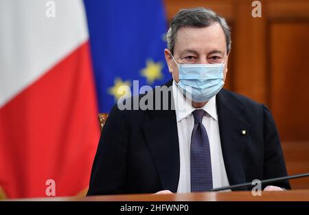 Foto Ettore Ferrari/LaPresse/POOL Ansa10 marzo 2021 Roma, Italia PoliticaIl presidente del Consiglio, Mario Draghi, durante la Firma del ''Patto per l'innovazione del lavoro pubblico e la coesione sociale''', a palazzo Chigi, Roma, 10 marzo 2021. Foto Ettore Ferrari/LaPresse/POOL Ansa10.März 2021 Rom (Italien) Politik Draghi unterzeichnet "Innovationspakt" des öffentlichen Dienstes Stockfoto