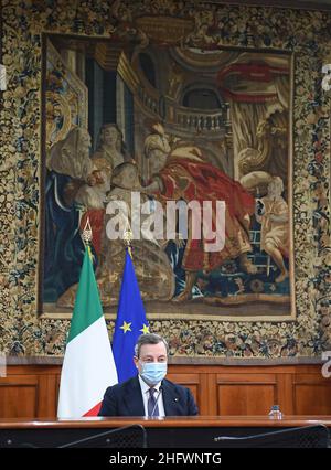 Foto Ettore Ferrari/LaPresse/POOL Ansa10 marzo 2021 Roma, Italia PoliticaIl presidente del Consiglio, Mario Draghi, durante la Firma del ''Patto per l'innovazione del lavoro pubblico e la coesione sociale''', a palazzo Chigi, Roma, 10 marzo 2021. Foto Ettore Ferrari/LaPresse/POOL Ansa10.März 2021 Rom (Italien) Politik Draghi unterzeichnet "Innovationspakt" des öffentlichen Dienstes Stockfoto