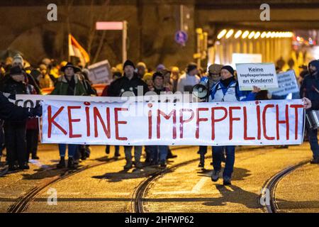 Nürnberg, Deutschland. 17th Januar 2022. „Keine Zwangsimpfung“ steht auf einem Banner der Teilnehmer einer Demonstration gegen die aktuelle Corona-Politik. Kredit: -/dpa/Alamy Live Nachrichten Stockfoto