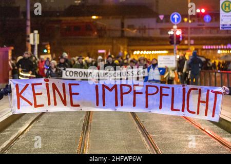 Nürnberg, Deutschland. 17th Januar 2022. „Keine obligatorische Impfung“ und „Corona-Auschuss.de“ sind auf Transparenten der Teilnehmer einer Demonstration gegen die aktuelle Corona-Politik geschrieben. Kredit: -/dpa/Alamy Live Nachrichten Stockfoto