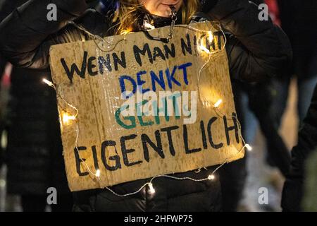 Nürnberg, Deutschland. 17th Januar 2022. „Wenn Sie nicht glauben, dass Sie tatsächlich gehen“ steht auf einem Plakat eines Teilnehmers einer Demonstration gegen die aktuelle Corona-Politik. Kredit: -/dpa/Alamy Live Nachrichten Stockfoto