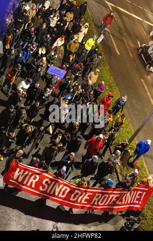 Nürnberg, Deutschland. 17th Januar 2022. Zahlreiche Menschen marschieren in einer Demonstration gegen die aktuelle Corona-Politik durch Nürnberg. Kredit: -/dpa/Alamy Live Nachrichten Stockfoto