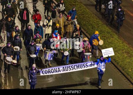 Nürnberg, Deutschland. 17th Januar 2022. Zahlreiche Menschen marschieren in einer Demonstration gegen die aktuelle Corona-Politik durch Nürnberg. Kredit: -/dpa/Alamy Live Nachrichten Stockfoto
