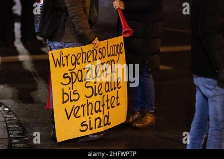 Nürnberg, Deutschland. 17th Januar 2022. „Wir werden gehen, bis ihr alle verhaftet seid“, heißt es auf dem Plakat eines Teilnehmers einer Demonstration gegen die aktuelle Corona-Politik. Kredit: -/dpa/Alamy Live Nachrichten Stockfoto
