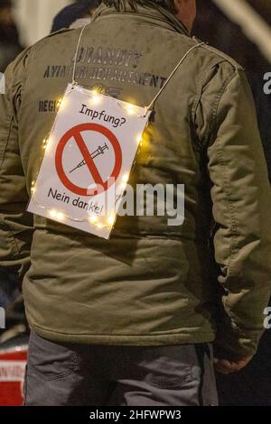 Nürnberg, Deutschland. 17th Januar 2022. „Impfung? Nein, danke!“ Steht auf einem Plakat eines Teilnehmers einer Demonstration gegen die aktuelle Corona-Politik. Kredit: -/dpa/Alamy Live Nachrichten Stockfoto
