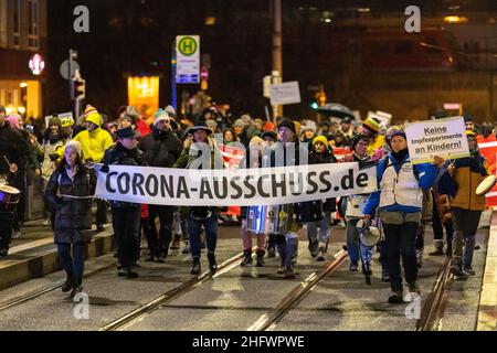 Nürnberg, Deutschland. 17th Januar 2022. „Corona-Auschuss.de“ steht auf einem Banner der Teilnehmer einer Demonstration gegen die aktuelle Corona-Politik. Kredit: -/dpa/Alamy Live Nachrichten Stockfoto