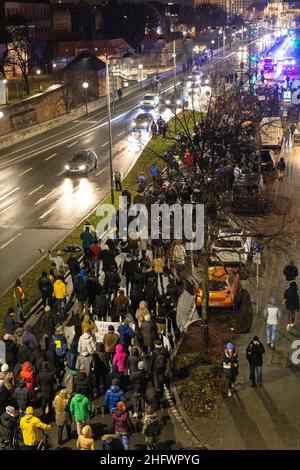 Nürnberg, Deutschland. 17th Januar 2022. Zahlreiche Menschen marschieren in einer Demonstration gegen die aktuelle Corona-Politik durch Nürnberg. Kredit: -/dpa/Alamy Live Nachrichten Stockfoto