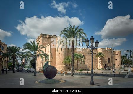 Museum, alcázar oder Schloss-Palast aus dem 15th. Jahrhundert, auf einem früheren der Grafen von Altamira mit geschwungenen Türmen an seinen Fassaden, Elche, Spanien Stockfoto