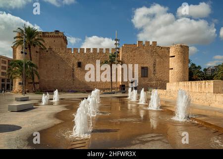 Museum, alcázar oder Schloss-Palast aus dem 15th. Jahrhundert, auf einem früheren der Grafen von Altamira mit geschwungenen Türmen an seinen Fassaden, Elche, Spanien Stockfoto