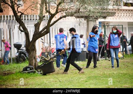 Mauro Scrobogna /LaPresse 13. März 2021 Rom, Italien Nachrichten Wiederaufnahme Rom auf dem Foto: Wiederaufnahme von Roma-Freiwilligen bei der Arbeit während der Sanierung einer Grünanlage zwischen der Via Carlo Fadda und der Viale Palmiro Togliatti Stockfoto