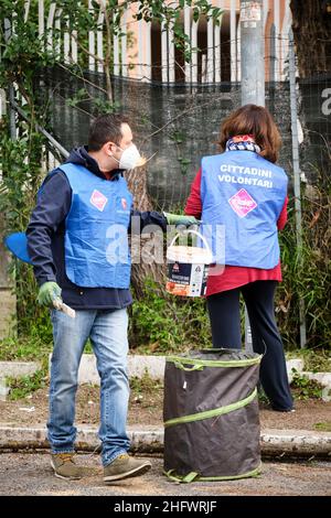 Mauro Scrobogna /LaPresse 13. März 2021 Rom, Italien Nachrichten Wiederaufnahme Rom auf dem Foto: Wiederaufnahme von Roma-Freiwilligen bei der Arbeit während der Sanierung einer Grünanlage zwischen der Via Carlo Fadda und der Viale Palmiro Togliatti Stockfoto