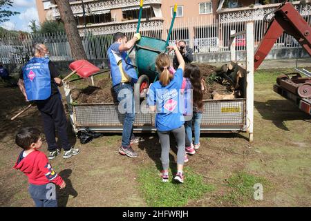 Mauro Scrobogna /LaPresse 13. März 2021 Rom, Italien Nachrichten Wiederaufnahme Rom auf dem Foto: Wiederaufnahme von Roma-Freiwilligen bei der Arbeit während der Sanierung einer Grünanlage zwischen der Via Carlo Fadda und der Viale Palmiro Togliatti Stockfoto