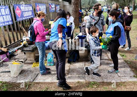 Mauro Scrobogna /LaPresse 13. März 2021 Rom, Italien Nachrichten Wiederaufnahme Rom auf dem Foto: Wiederaufnahme von Roma-Freiwilligen bei der Arbeit während der Sanierung einer Grünanlage zwischen der Via Carlo Fadda und der Viale Palmiro Togliatti Stockfoto