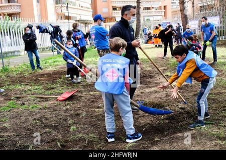 Mauro Scrobogna /LaPresse 13. März 2021 Rom, Italien Nachrichten Wiederaufnahme Rom auf dem Foto: Wiederaufnahme von Roma-Freiwilligen bei der Arbeit während der Sanierung einer Grünanlage zwischen der Via Carlo Fadda und der Viale Palmiro Togliatti Stockfoto