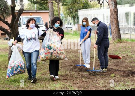 Mauro Scrobogna /LaPresse 13. März 2021 Rom, Italien Nachrichten Wiederaufnahme Rom auf dem Foto: Wiederaufnahme von Roma-Freiwilligen bei der Arbeit während der Sanierung einer Grünanlage zwischen der Via Carlo Fadda und der Viale Palmiro Togliatti Stockfoto