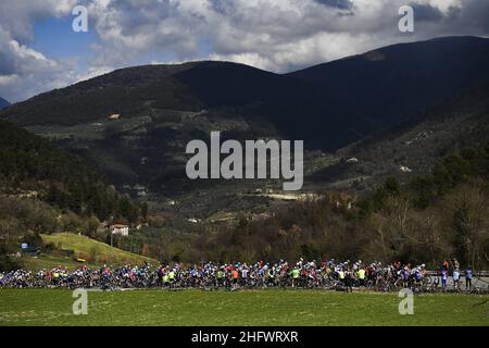 Marco Alpozzi - LaPresse März, 13 2021 Terni (Italien) Sport Radfahren Tirreno-Adriatico Eolo 2021 Etappe 4 Terni - Prati di Tivo 148 km im Bild: Das Rennen Stockfoto