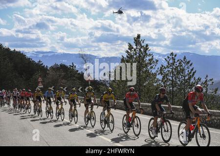 Marco Alpozzi - LaPresse März, 13 2021 Terni (Italien) Sport Radfahren Tirreno-Adriatico Eolo 2021 Etappe 4 Terni - Prati di Tivo 148 km im Bild: Das Rennen Stockfoto