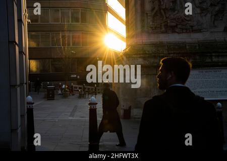 London Pendler an einem frischen Wintermorgen machen sich auf den Weg in die City of London, während die Sonne aufgeht und Arbeiter in ihr Büro zurückkehren, Januar 2022 Stockfoto