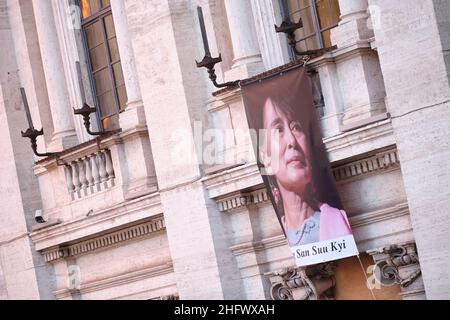 Mauro Scrobogna /LaPresse 16. März 2021 Rom, Italien News Capitol - Solidarität mit Myanmar auf dem Foto: Aung San Suu Kyi wird auf der Piazza del Campidoglio als Zeichen der Solidarität des nach dem Militärputsch verhafteten Führers von Myanmar gezeigt Stockfoto