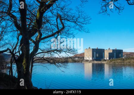 Trawsfynydd, nuklear, Strom, Station, Reaktor, (Welsh:, Atomfa Trawsfynydd,) ist ein stillgelegtes Magnox-Kernkraftwerk, das sich im Snowdonia-Nationalpark in Gwynedd, Wales, befindet.das Kraftwerk, das 1965 in Betrieb ging, war das einzige Kernkraftwerk in Großbritannien, das im Inland gebaut wurde, mit Kühlwasser, das aus dem künstlich geschaffenen See, Llyn Trawsfynydd Reservoir, entnommen wurde. Basil Spence,of,Coventry Cathedral,Fame,designed,this,Kraftwerk.Ländlich,Landschaft,landschaftlich,landschaftlich,Landschaft,in,ON,AT,Snowdonia,Snowdonia National Park,Mid,North,West,Kingdom,North Wales,Wales,Walisisch,GB,Großbritannien,Britisch,UK,Vereinigte Staaten Stockfoto