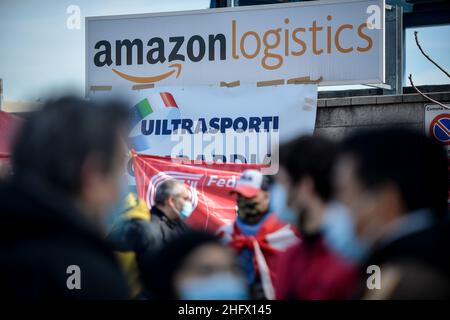 LaPresse - Claudio Furlan 22. März 2021 Mailand (Italien) News Amazon-Mitarbeiter streiken im Lager in der Via Toffetti Stockfoto