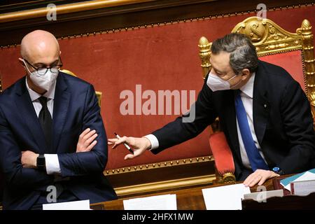 Mauro Scrobogna /LaPresse 24. März 2020 Rom, Italien Politischer Senat - Kommunikation Präsident des Rates - Europäischer Rat auf dem Foto: Der Minister für die Beziehungen zum Parlament Federico D’Incà und der Premierminister Mario Draghi während der Mitteilungen an den Senat im Hinblick auf den nächsten Europäischen Rat Stockfoto