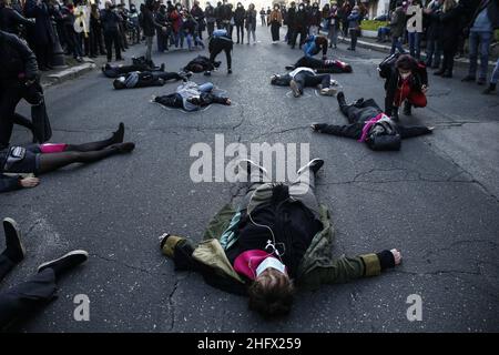 Cecilia Fabiano/LaPresse March 25 , 2021 Roma (Italy) News : Demonstration zur Unterstützung der Istanbuler Konvention im Pic : die Demonstration auf der piazza Indipendenza Stockfoto