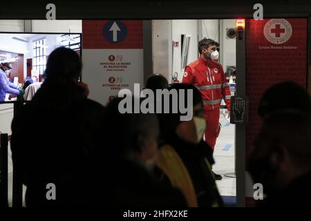 Cecilia Fabiano/LaPresse 26. März 2021 Roma (Italien) News : der IMPFPUNKT des Flughafens Fiumicino wird in der Nacht im Pic eröffnet : die sanitären Arbeiter Stockfoto