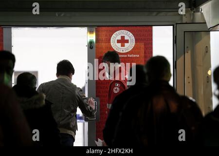 Cecilia Fabiano/LaPresse 26. März 2021 Roma (Italien) News : der IMPFPUNKT des Flughafens Fiumicino wird in der Nacht im Pic eröffnet : die sanitären Arbeiter Stockfoto