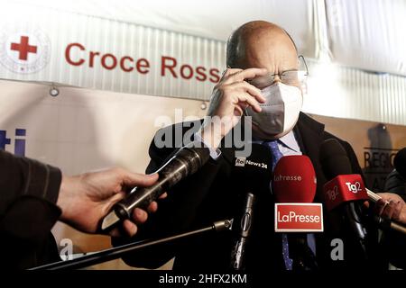 Cecilia Fabiano/LaPresse 26. März 2021 Roma (Italien) News : IMPFZENTRUM für den Flughafen Fiumicino in der Nacht im Pic eröffnet : die Präsidentin Nicola Zingaretti besucht das Impfzentrum Stockfoto