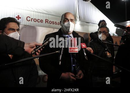 Cecilia Fabiano/LaPresse 26. März 2021 Roma (Italien) News : IMPFZENTRUM für den Flughafen Fiumicino in der Nacht im Pic eröffnet : die Präsidentin Nicola Zingaretti besucht das Impfzentrum Stockfoto