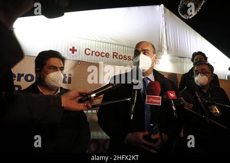 Cecilia Fabiano/LaPresse 26. März 2021 Roma (Italien) News : IMPFZENTRUM für den Flughafen Fiumicino in der Nacht im Pic eröffnet : die Präsidentin Nicola Zingaretti besucht das Impfzentrum Stockfoto