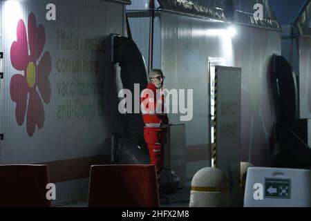 Cecilia Fabiano/LaPresse 26. März 2021 Roma (Italien) News : der IMPFPUNKT des Flughafens Fiumicino wird in der Nacht im Pic eröffnet : die sanitären Arbeiter Stockfoto