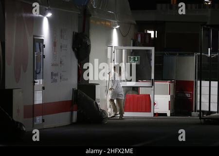 Cecilia Fabiano/LaPresse 26. März 2021 Roma (Italien) News : der IMPFPUNKT des Flughafens Fiumicino wird in der Nacht im Pic eröffnet : die sanitären Arbeiter Stockfoto