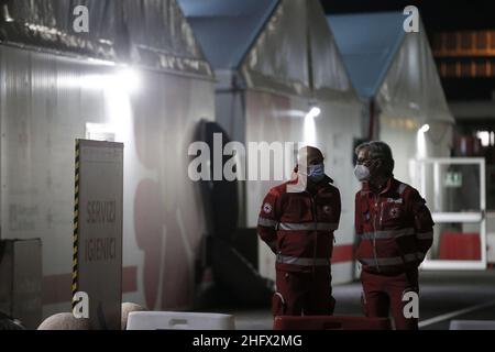 Cecilia Fabiano/LaPresse 26. März 2021 Roma (Italien) News : der IMPFPUNKT des Flughafens Fiumicino wird in der Nacht im Pic eröffnet : die sanitären Arbeiter Stockfoto