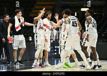 Massimo Paolone/LaPresse 28. März 2021 Bologna, Italien Sportkorb Virtus Bologna vs Fortitudo Bologna - LBA Serie A UnipolSai - Virtus Arena im Bild: Milos Teodosic (Virtus Segafredo Bologna) und die Spieler von Virtus Bologna feiern den Sieg Stockfoto