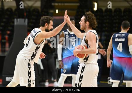 Massimo Paolone/LaPresse 28. März 2021 Bologna, Italien Sportkorb Virtus Bologna vs Fortitudo Bologna - LBA Serie A UnipolSai - Virtus Arena im Bild: Marco Belinelli (Virtus Segafredo Bologna) und Alessandro Pajola (Virtus Segafredo Bologna) feiern den Sieg Stockfoto