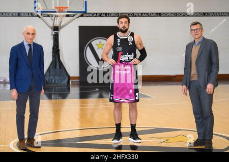 Massimo Paolone/LaPresse 30. März 2021 Bologna, Italien Sportkorb Virtus Bologna - LBA Serie A UnipolSai Segafredo RCS Partnerschaftsverlängerung für das Cyclamen-Trikot des Giro D'Italia 2021 im Bild: Luca Baraldi, Marco Belinelli, Paolo Bellino Stockfoto