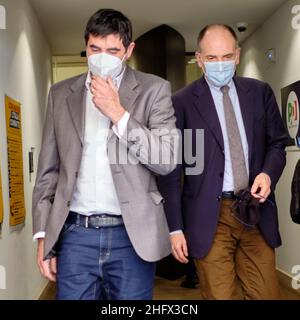 Mauro Scrobogna /LaPresse 01. April 2021&#xa0; Rom, Italien Politik PD - Sinistra Italiana SI auf dem Foto: Der Sekretär Pd Enrico Letta trifft den Sekretär der Sinistra Italiana SI Nicola Fratoianni Stockfoto