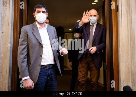 Mauro Scrobogna /LaPresse 01. April 2021&#xa0; Rom, Italien Politik PD - Sinistra Italiana SI auf dem Foto: Der Sekretär Pd Enrico Letta trifft den Sekretär der Sinistra Italiana SI Nicola Fratoianni Stockfoto