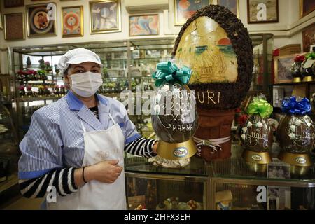 Foto Cecilia Fabiano/ LaPresse 01 Aprile 2021 Roma (Italia) Cronaca : Uova per la pasqua 2021 Nella foto : l’antica pasticceria Valzani a Trastevere 01. April 2021 Roma (Italien) News : Ostereier 2021 im Pic : das uralte Gebäck Valzani inTrastevere Stockfoto