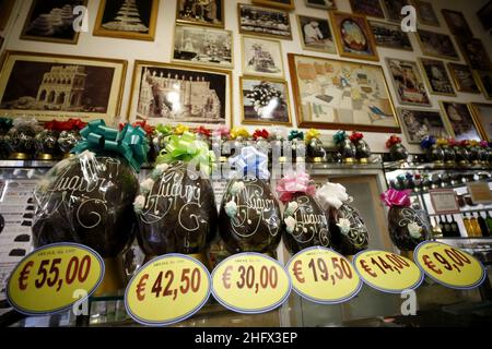 Foto Cecilia Fabiano/ LaPresse 01 Aprile 2021 Roma (Italia) Cronaca : Uova per la pasqua 2021 Nella foto : l’antica pasticceria Valzani a Trastevere 01. April 2021 Roma (Italien) News : Ostereier 2021 im Pic : das uralte Gebäck Valzani inTrastevere Stockfoto