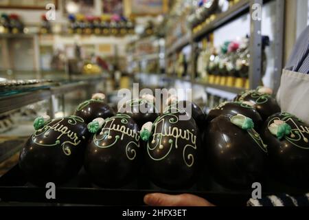 Foto Cecilia Fabiano/ LaPresse 01 Aprile 2021 Roma (Italia) Cronaca : Uova per la pasqua 2021 Nella foto : l’antica pasticceria Valzani a Trastevere 01. April 2021 Roma (Italien) News : Ostereier 2021 im Pic : das uralte Gebäck Valzani inTrastevere Stockfoto