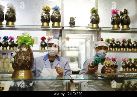 Foto Cecilia Fabiano/ LaPresse 01 Aprile 2021 Roma (Italia) Cronaca : Uova per la pasqua 2021 Nella foto : l’antica pasticceria Valzani a Trastevere 01. April 2021 Roma (Italien) News : Ostereier 2021 im Pic : das uralte Gebäck Valzani inTrastevere Stockfoto